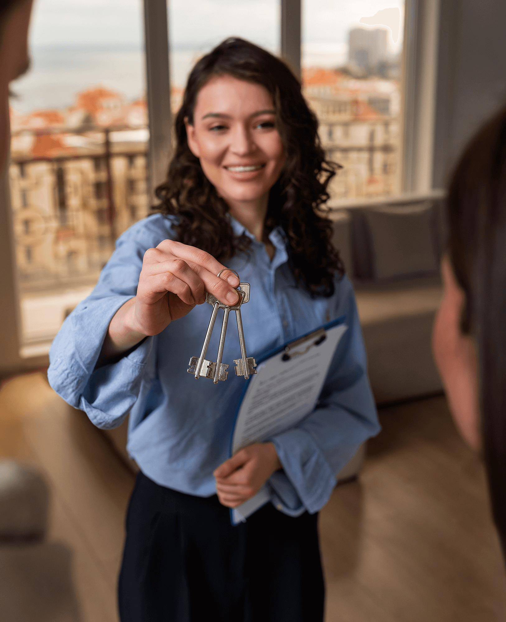 Corretora entregando chaves